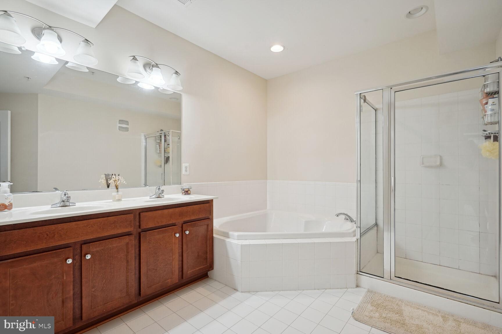 HAMPTON SQUARE CONDOMINIUMS - Residential