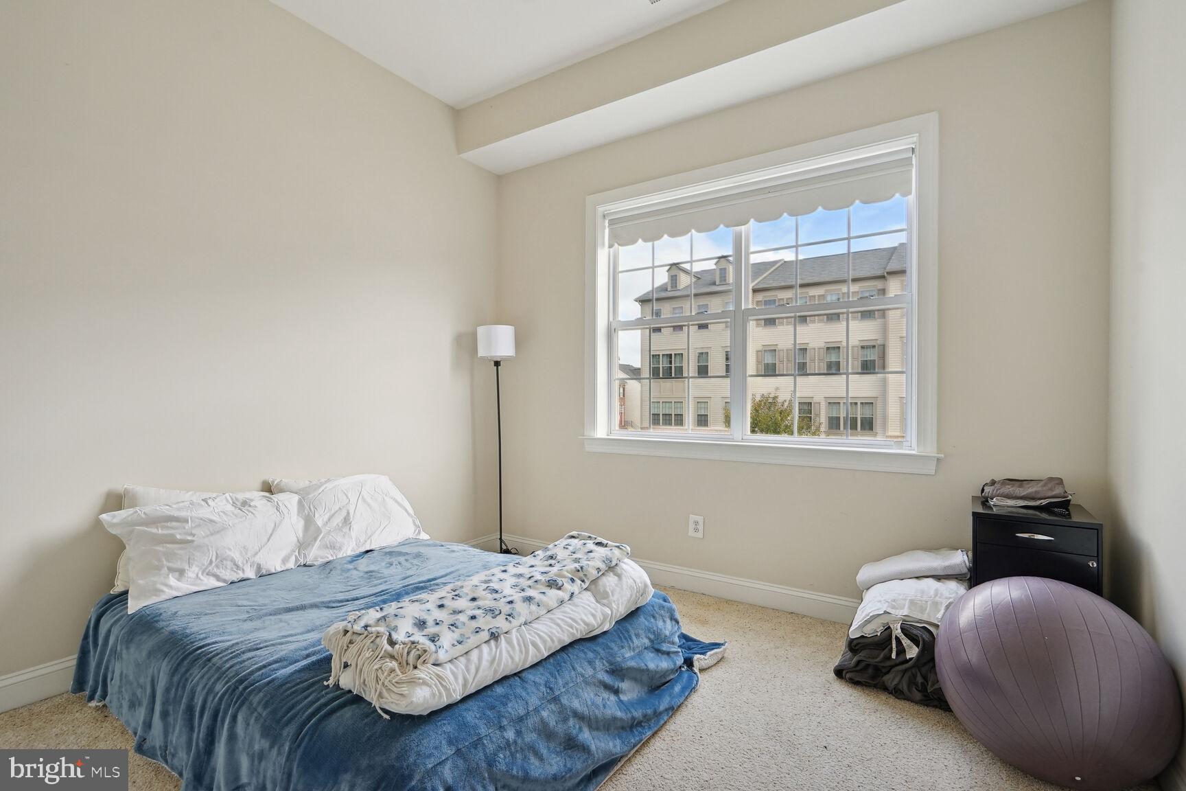 HAMPTON SQUARE CONDOMINIUMS - Residential