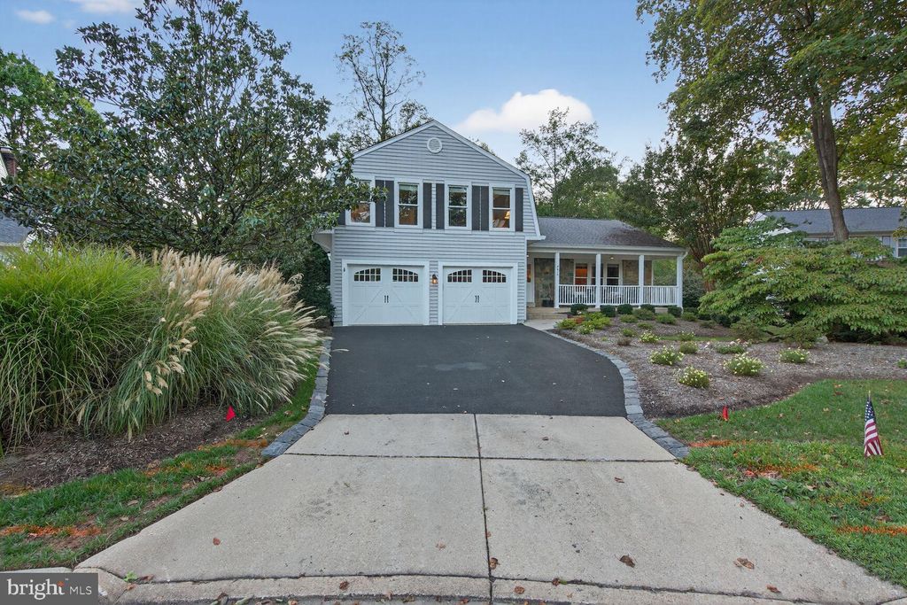 Photo of 9616 Burnt Oak Drive, FAIRFAX STATION, VA 22039 (MLS # VAFX2268428)