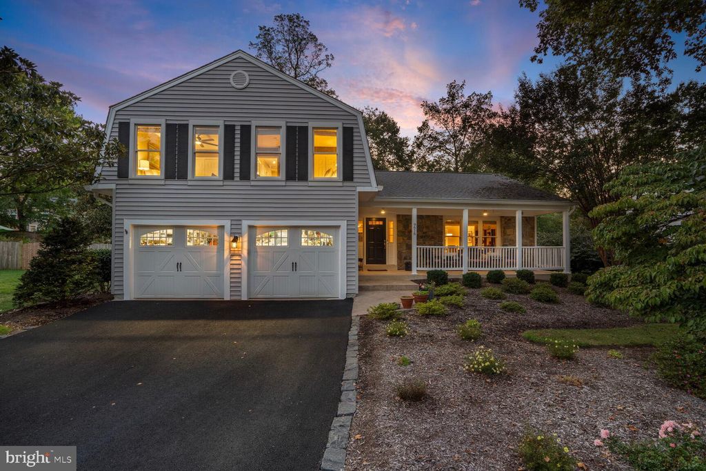 Photo of 9616 Burnt Oak Drive, FAIRFAX STATION, VA 22039 (MLS # VAFX2268428)