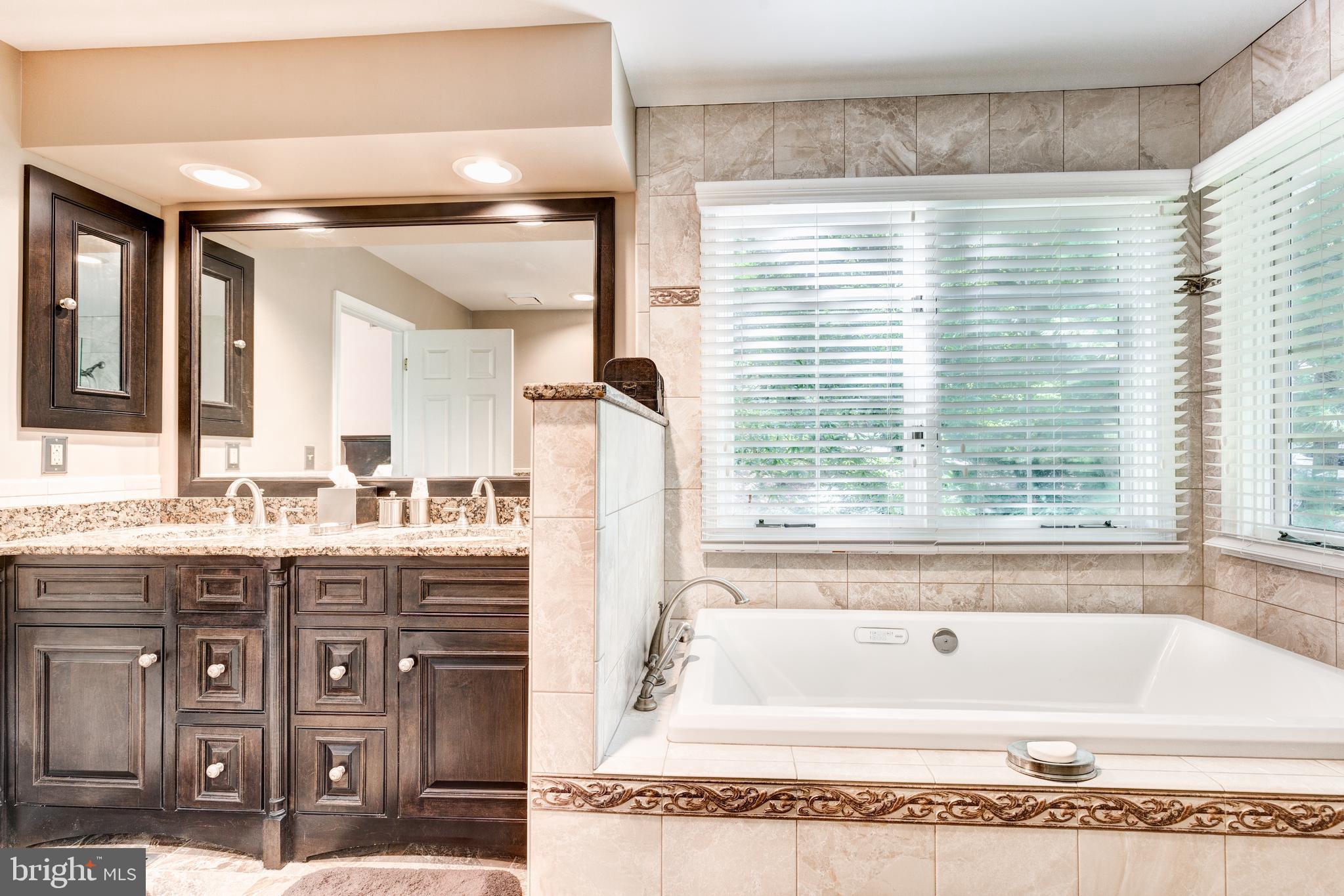 RIVERCHASE - Residential