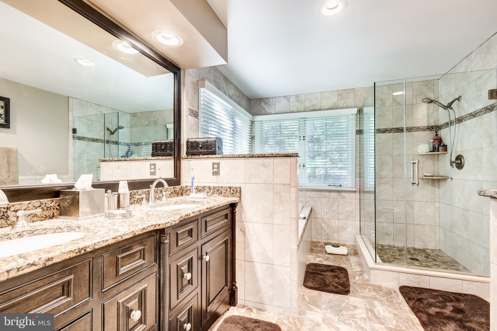 RIVERCHASE - Residential