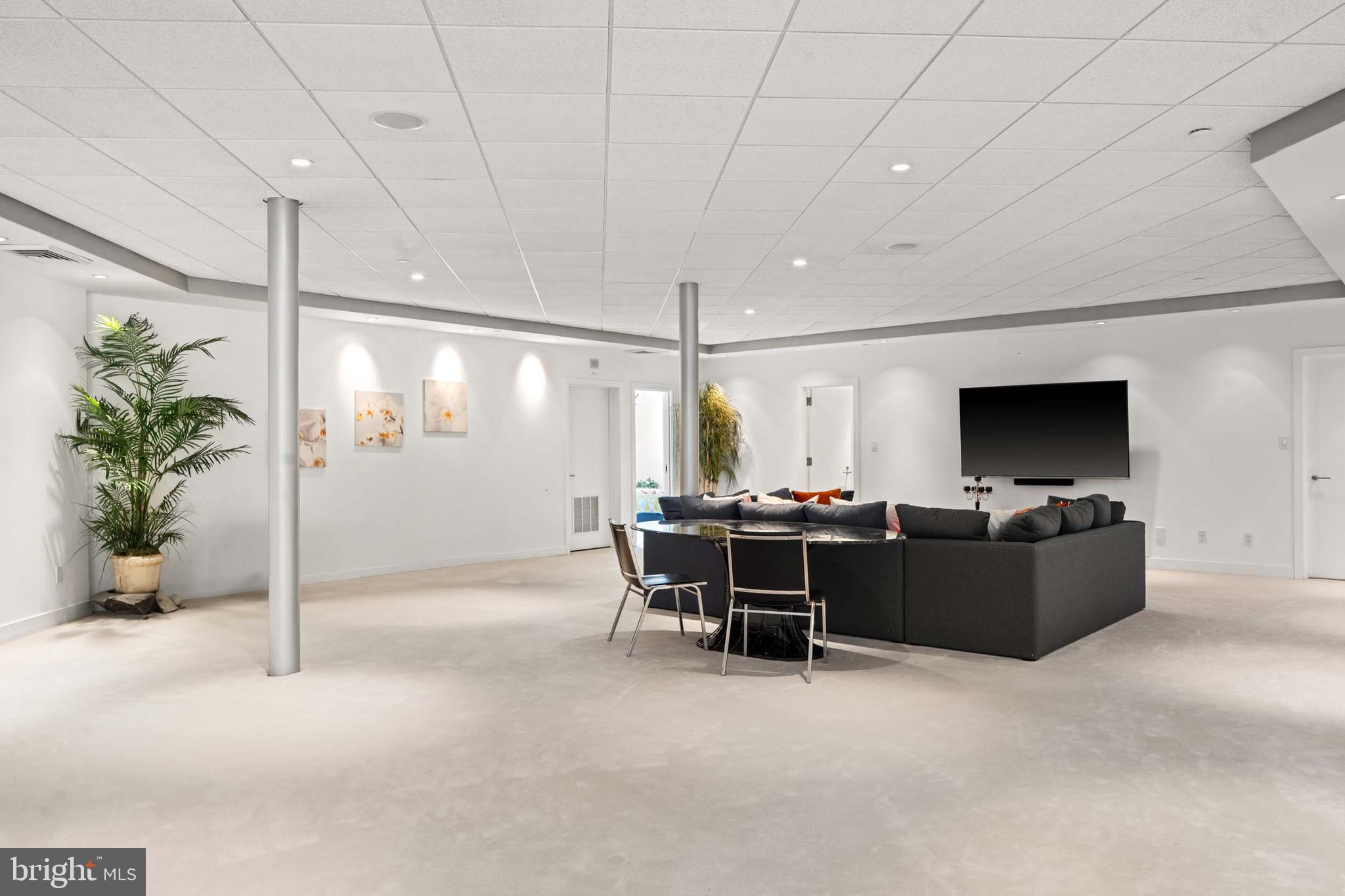 COUNTRY CLUB ESTS - Residential