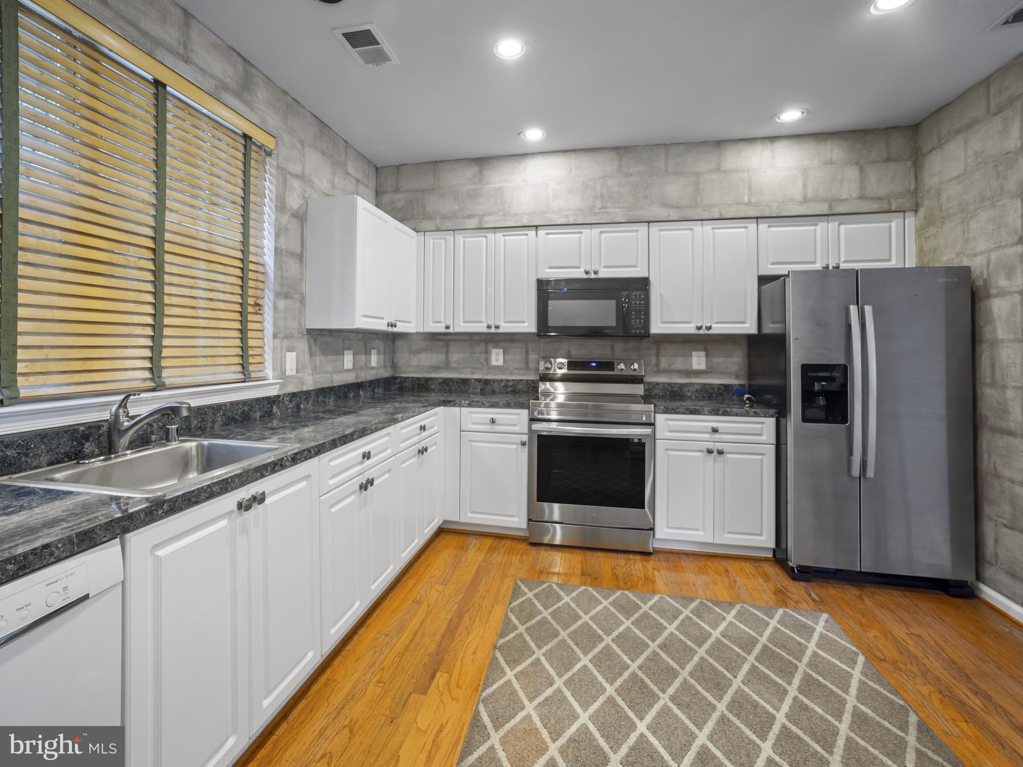 2432 LIZBEC COURT