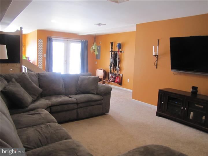 COUNTRY MEADOWS - Residential