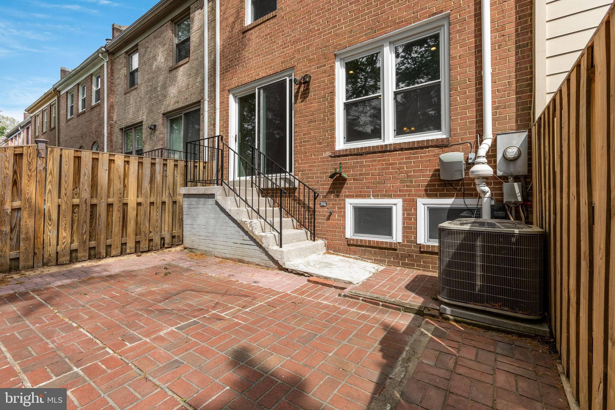 MT VERNON SQUARE TOWNHOUSE - Residential