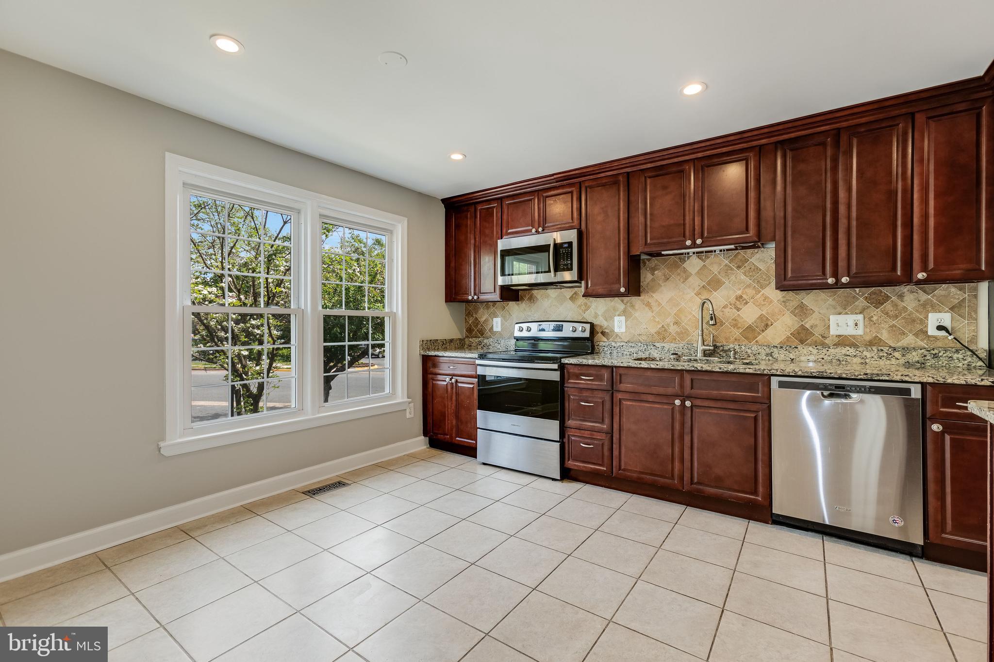 MT VERNON SQUARE TOWNHOUSE - Residential