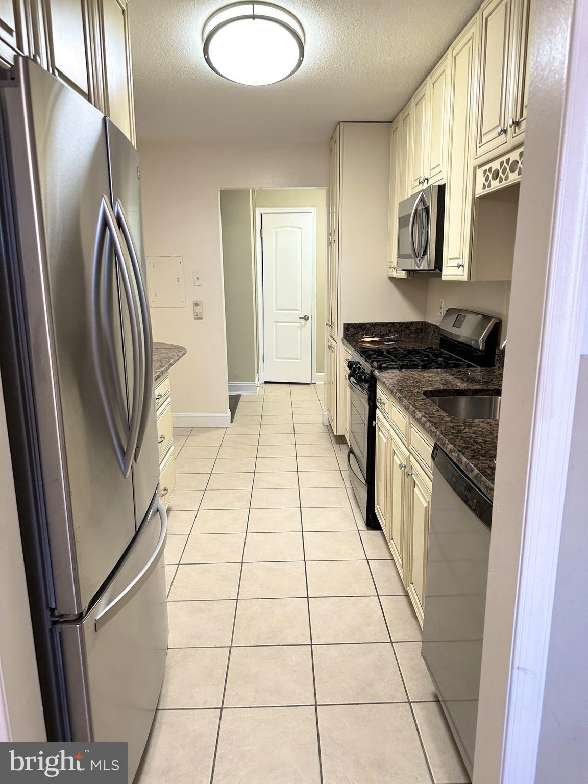 AMERICANA CENTRE - Residential Lease