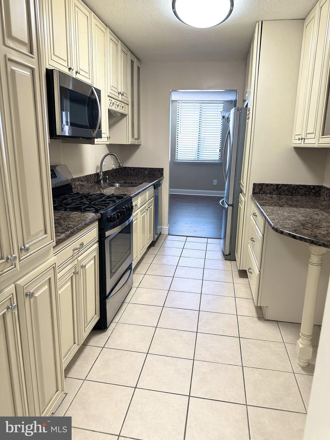 AMERICANA CENTRE - Residential Lease