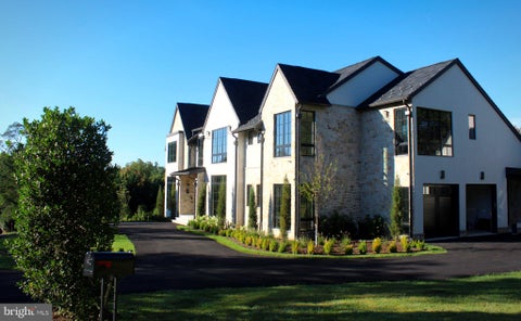 Photo of 1306 Ballantrae Court, MCLEAN, VA 22101 (MLS # VAFX2341354)