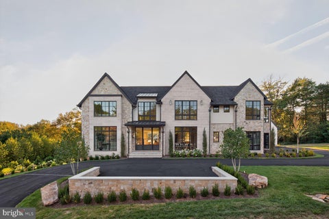 Photo of 1306 Ballantrae Court, MCLEAN, VA 22101 (MLS # VAFX2341354)