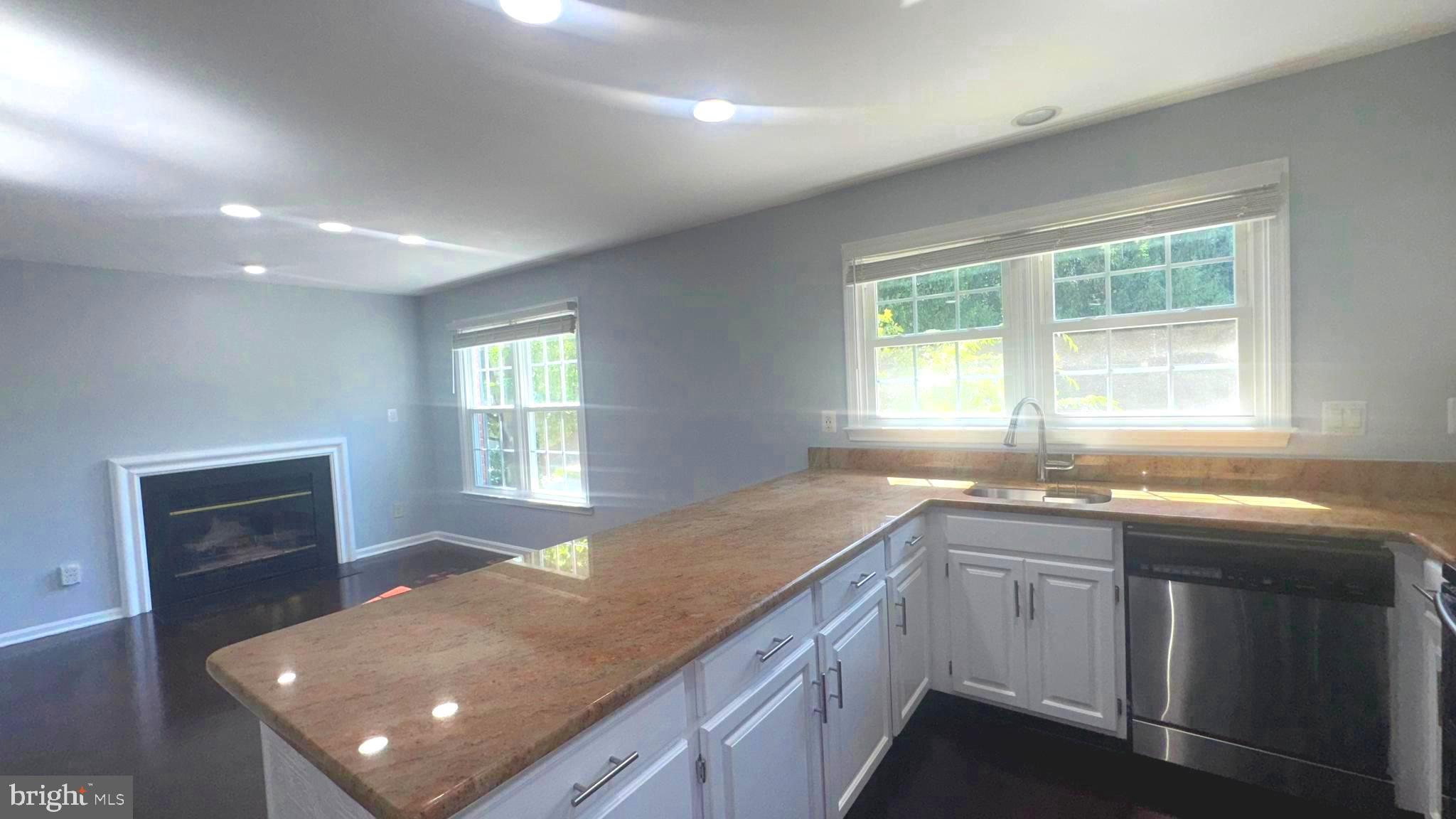 MONTGOMERY VILLAGE - Residential Lease