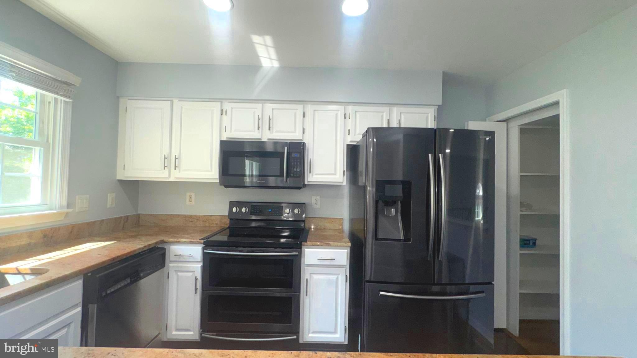 MONTGOMERY VILLAGE - Residential Lease