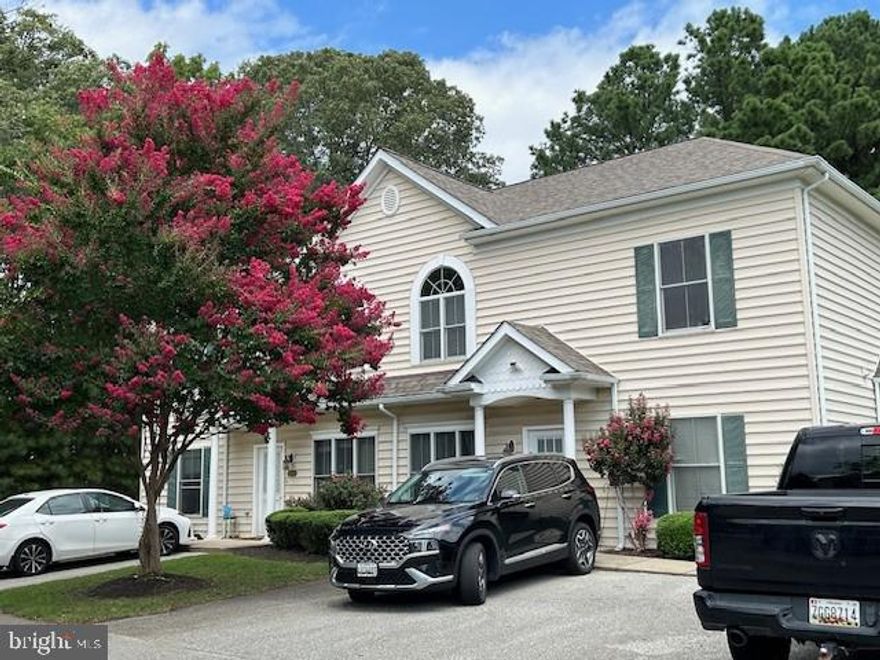 Welcome to this quiet cozy community. The perfect place after a long day. All this peace and quiet while being close to everything...PAX River Base, shopping, community amenities and routes to go anywhere you want.  Location, Location! No pets and No Smoking!