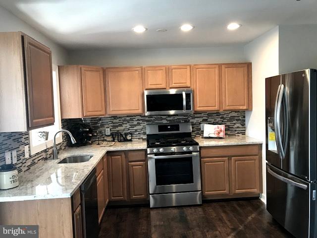 COUNTRY CLUB MANOR - Residential