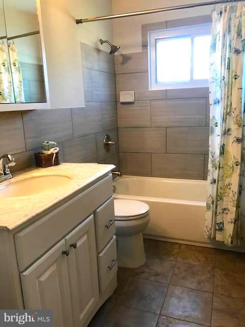 COUNTRY CLUB MANOR - Residential