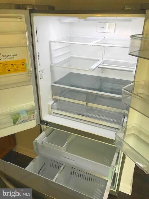 COUNTRY CLUB MANOR - Residential