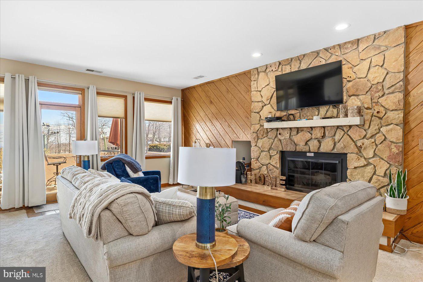 905 DIAMOND HILL