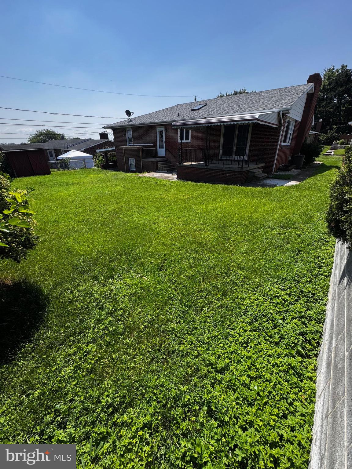 This is the house that you have been waiting for at an affordable price. Very close to shops, banks , Gold Gym, Planet Fitness, resturants and a couple of minutes of drive to Urgent Care facility.
Make it your own before it is gone!