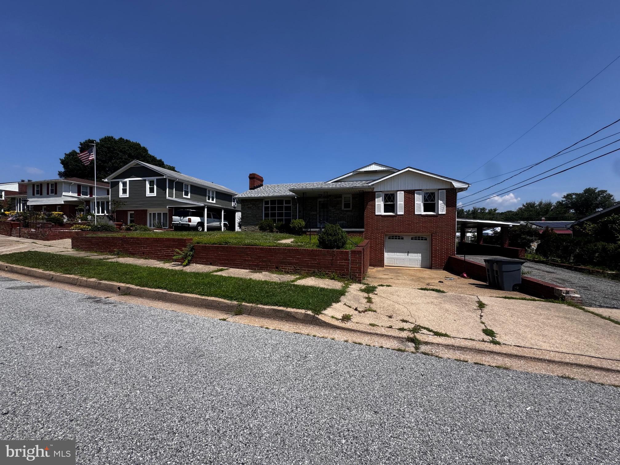 REDUCED $10K - This is the house that you have been waiting for at an affordable price. Very close to shops, banks , Gold Gym, Planet Fitness, resturants and a couple of minutes of drive to Urgent Care facility.
Make it your own before it is gone!