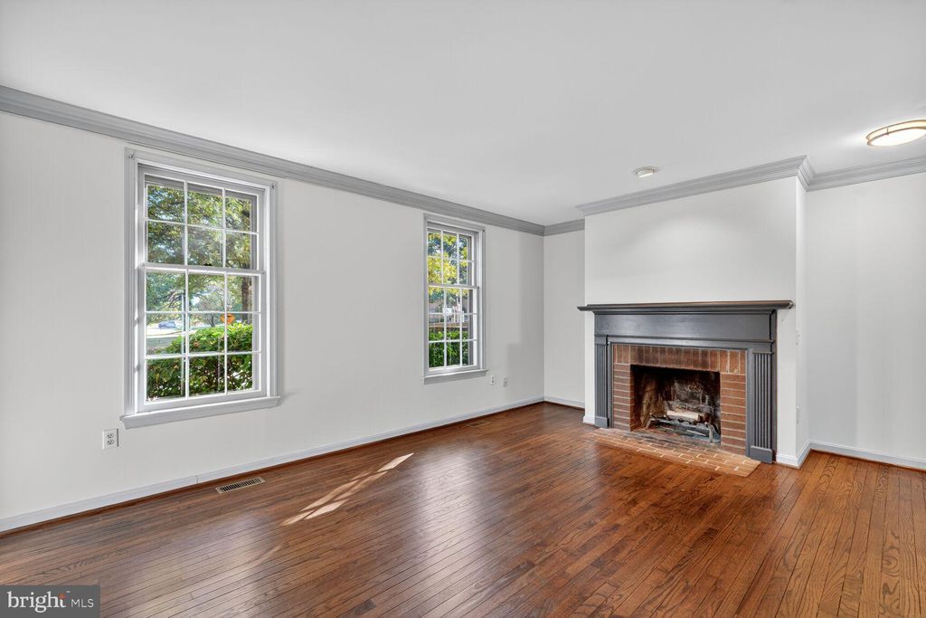 Photo of 700 W Abingdon Court, ALEXANDRIA, VA 22314 (MLS # VAAX2051178)