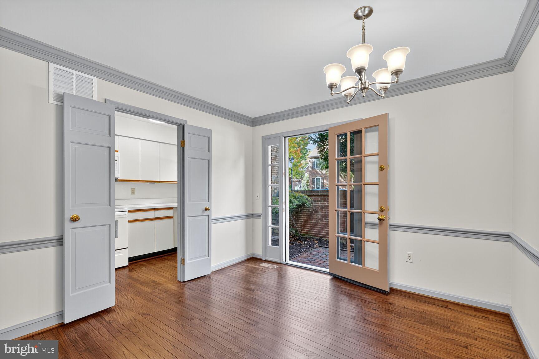 700 W ABINGDON COURT
