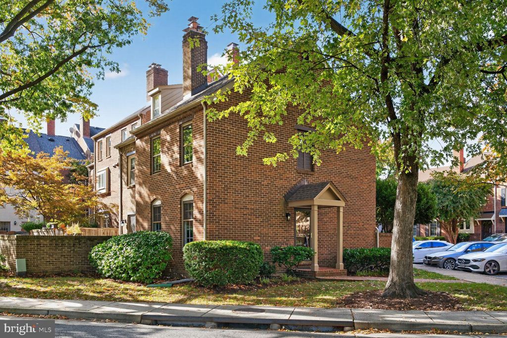 Photo of 700 W Abingdon Court, ALEXANDRIA, VA 22314 (MLS # VAAX2051178)