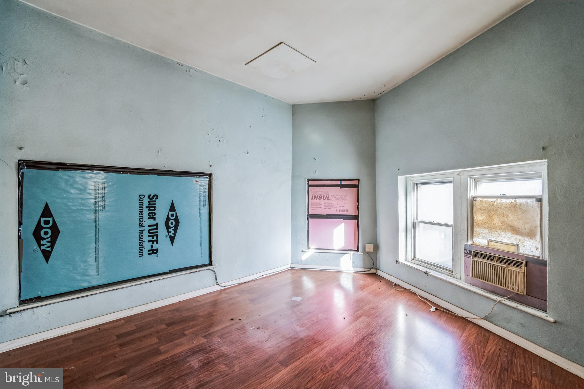 ROXBOROUGH - Commercial Lease