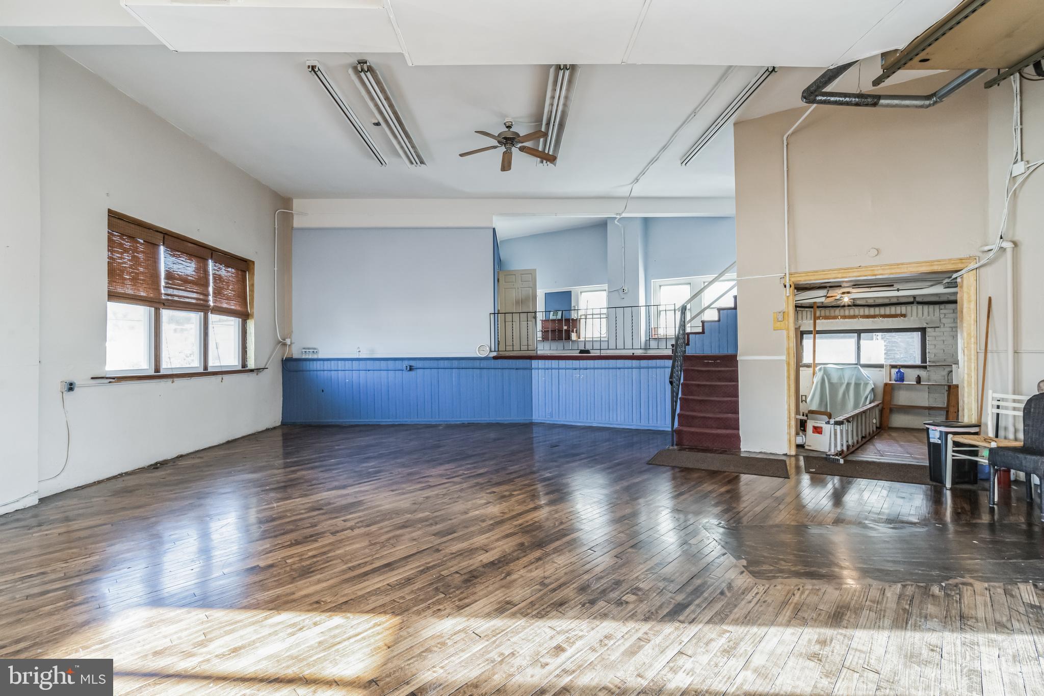 ROXBOROUGH - Commercial Lease