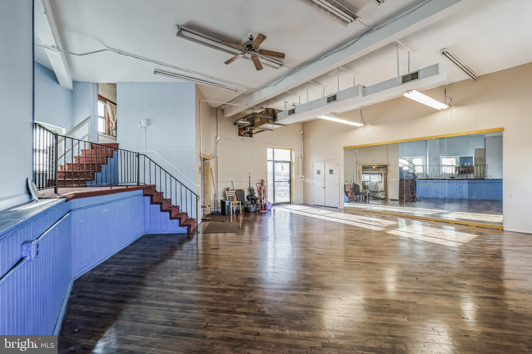 ROXBOROUGH - Commercial Lease