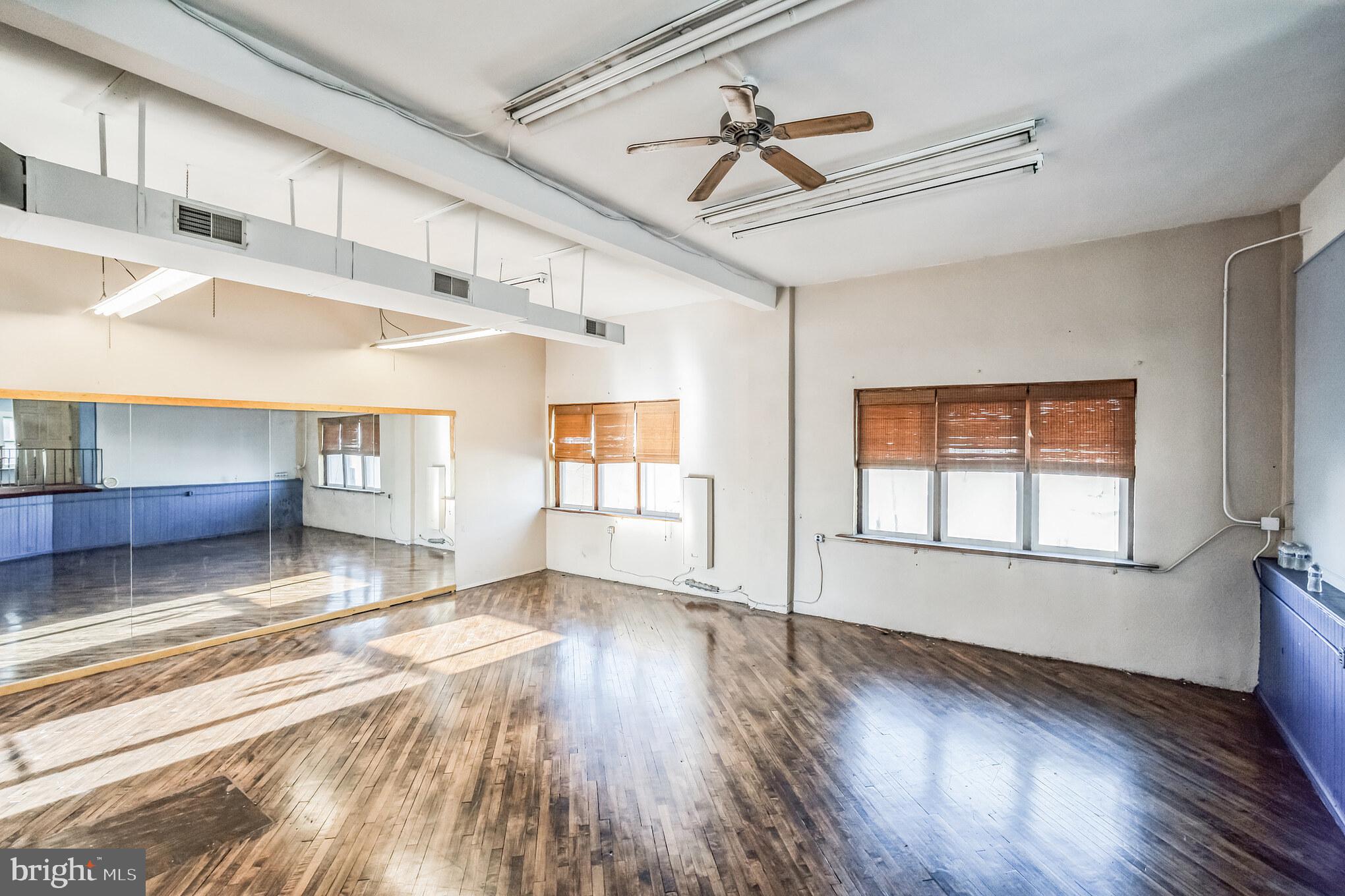 ROXBOROUGH - Commercial Lease