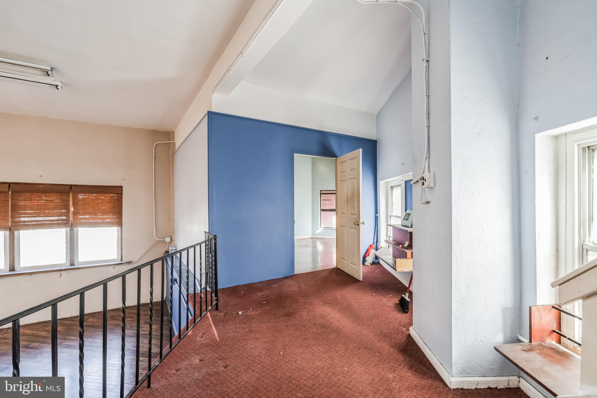 ROXBOROUGH - Commercial Lease