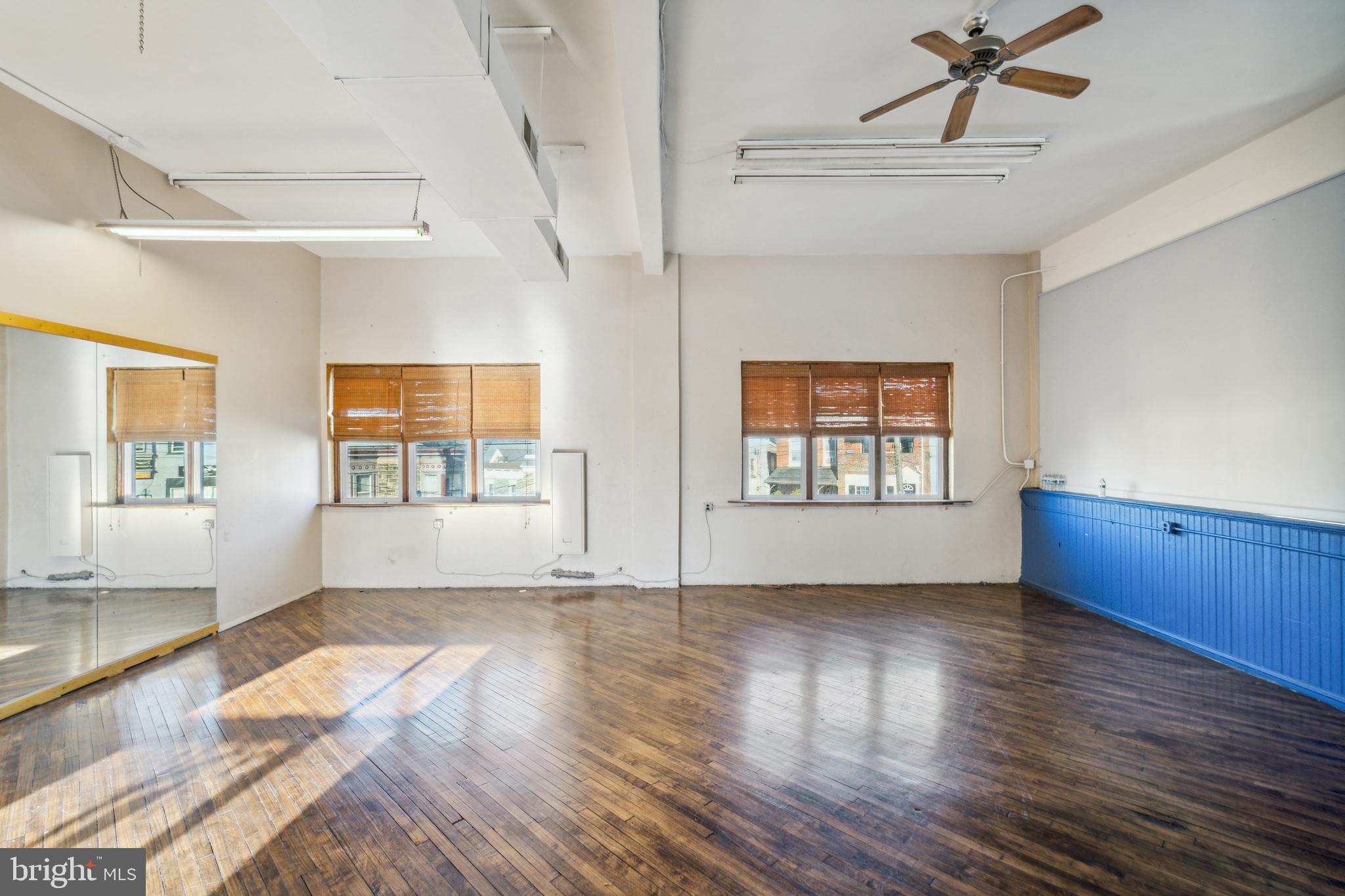 ROXBOROUGH - Commercial Lease