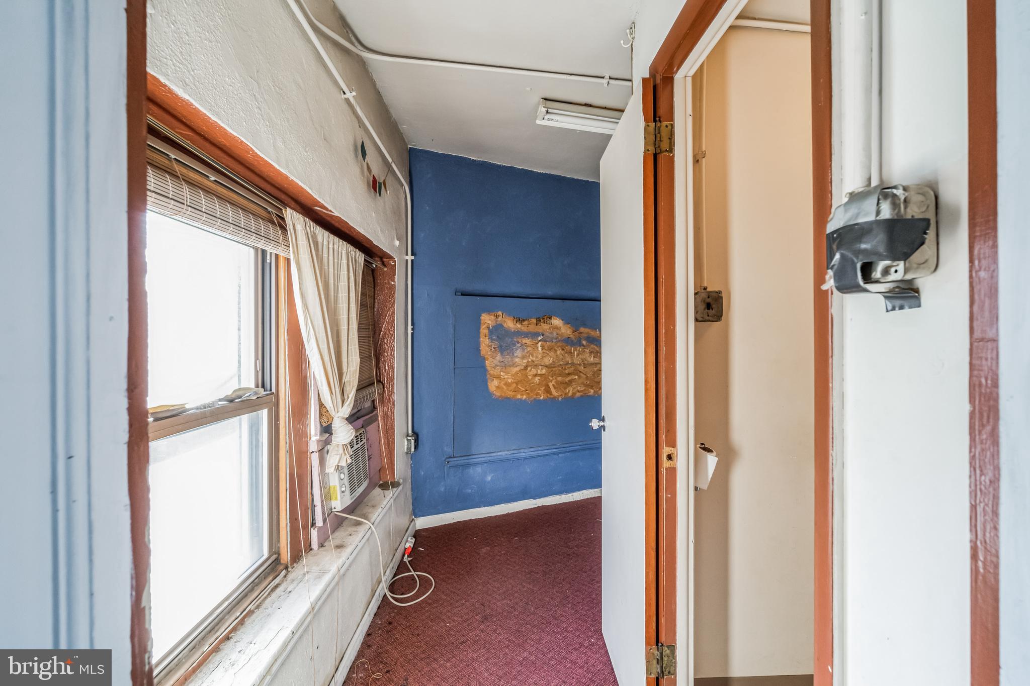 ROXBOROUGH - Commercial Lease