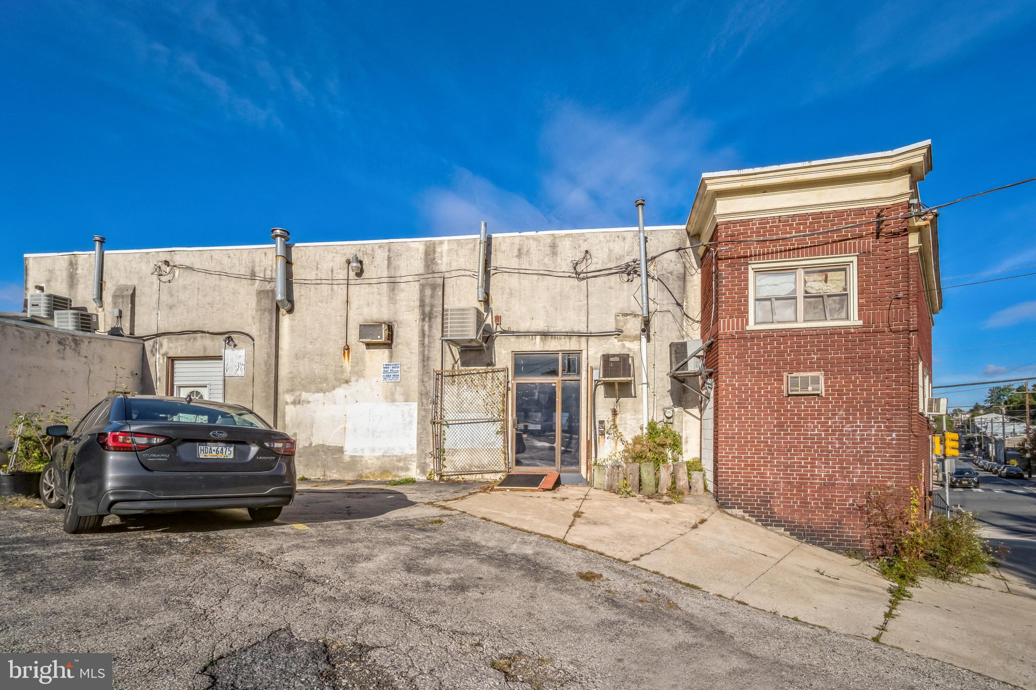 ROXBOROUGH - Commercial Lease