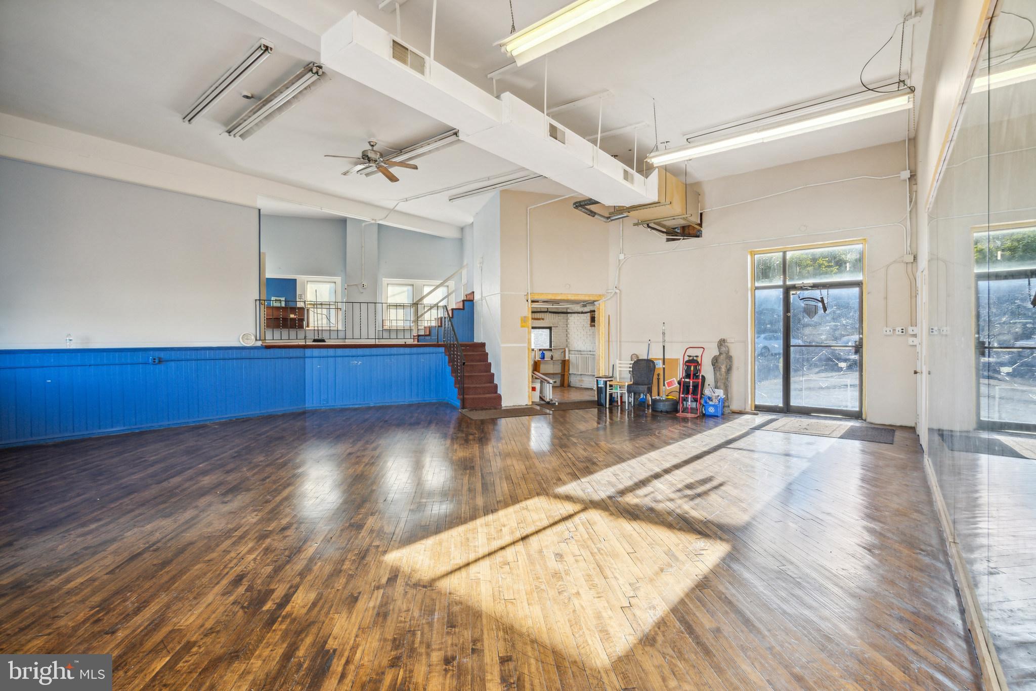 ROXBOROUGH - Commercial Lease