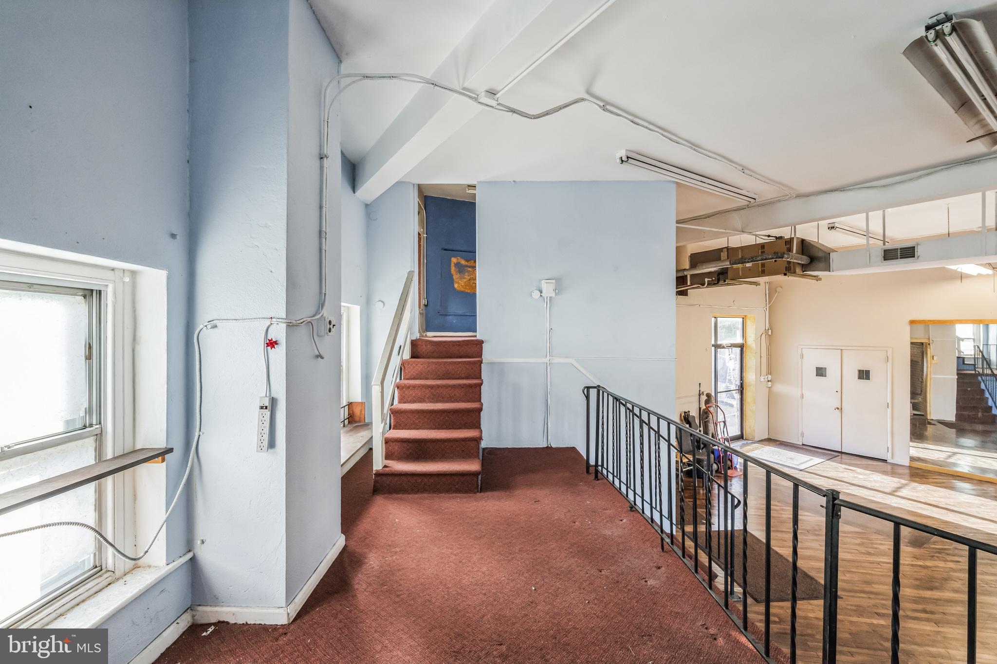 ROXBOROUGH - Commercial Lease