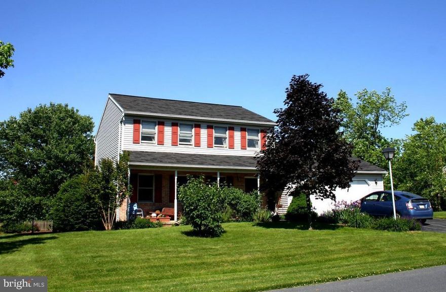 Beautiful home for your family in a quiet country neighborhood. Hardwood flooring in foyer, kitchen, and 1/2 bath. Relax in the well landscaped and peaceful backyard. Short walk to park. Easy access to major routes.
