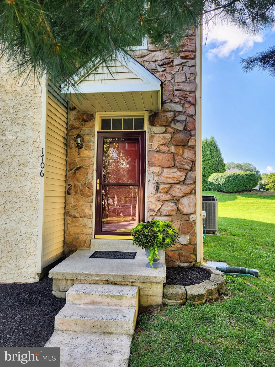1706 SMEDLEY COURT