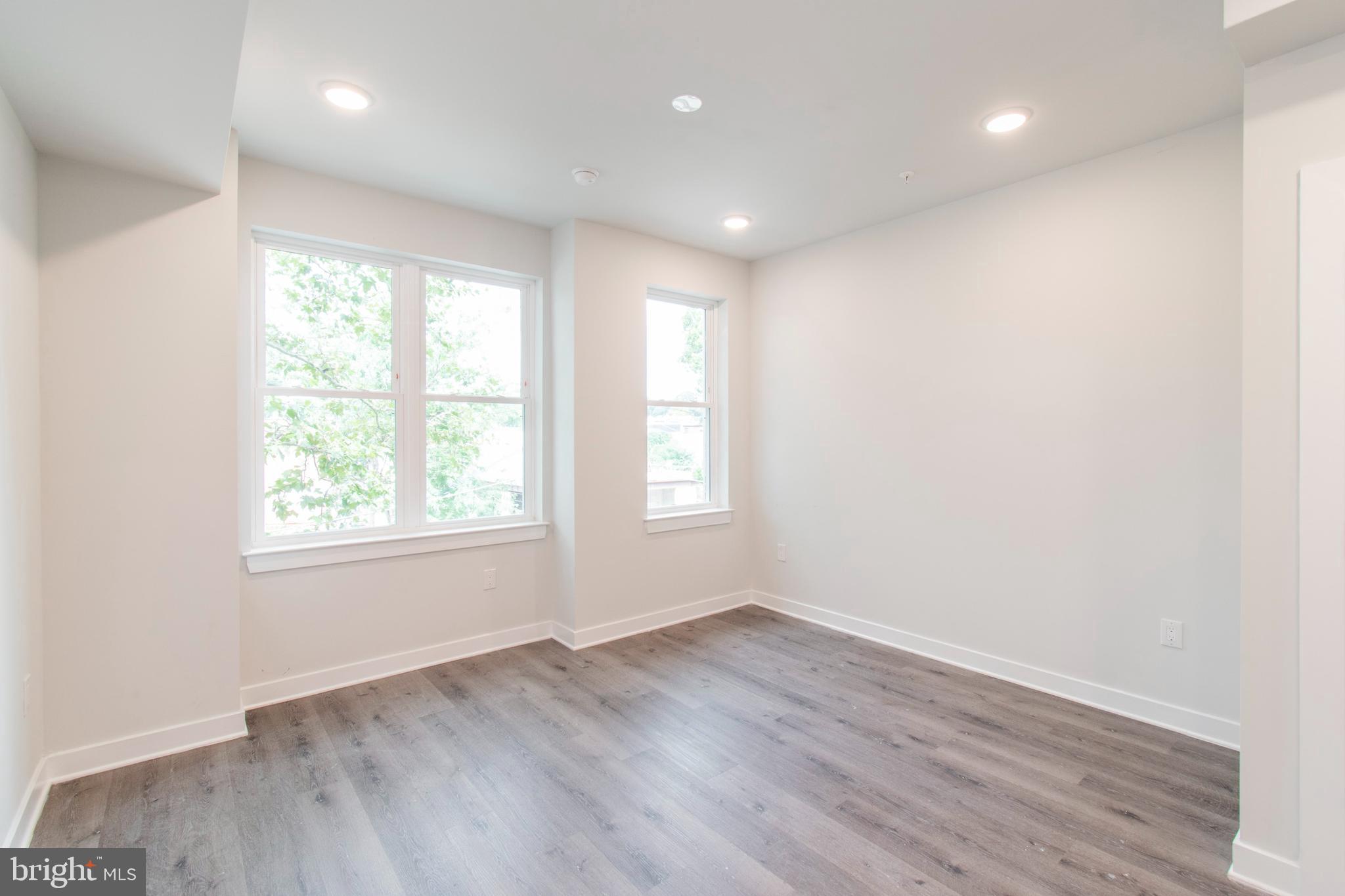 UNIVERSITY CITY - Commercial Sale