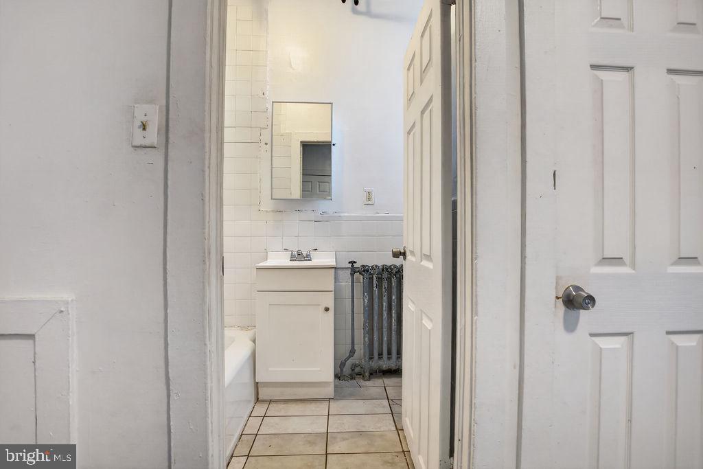 PHILADELPHIA (WEST) - Commercial Sale