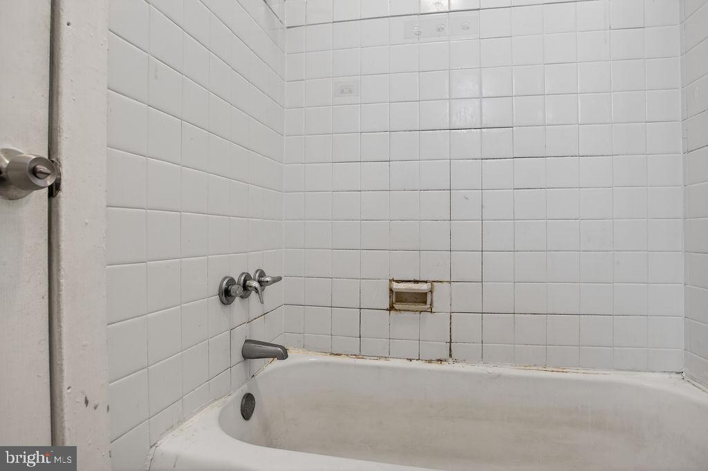 PHILADELPHIA (WEST) - Commercial Sale