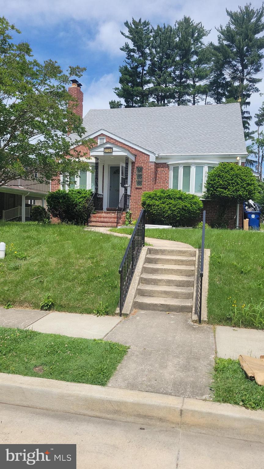 FULLY REMODELED HOUSE WITH 4 BDR,2 BATH,2 CENTRAL AIRS FOR EACH FLOOR,2 SINKS ,2 GARBAGE DISPOSALS ,GRANITE TOP,DISHWASHER, WASHER AND DRYER ON THE FIRST FLOOR,HARDWOOD FLOOR THROUGHOUT FIRST FLOOR AND SECONDFLOOR,MODERN CHANDELIER AND MUCH MORE.