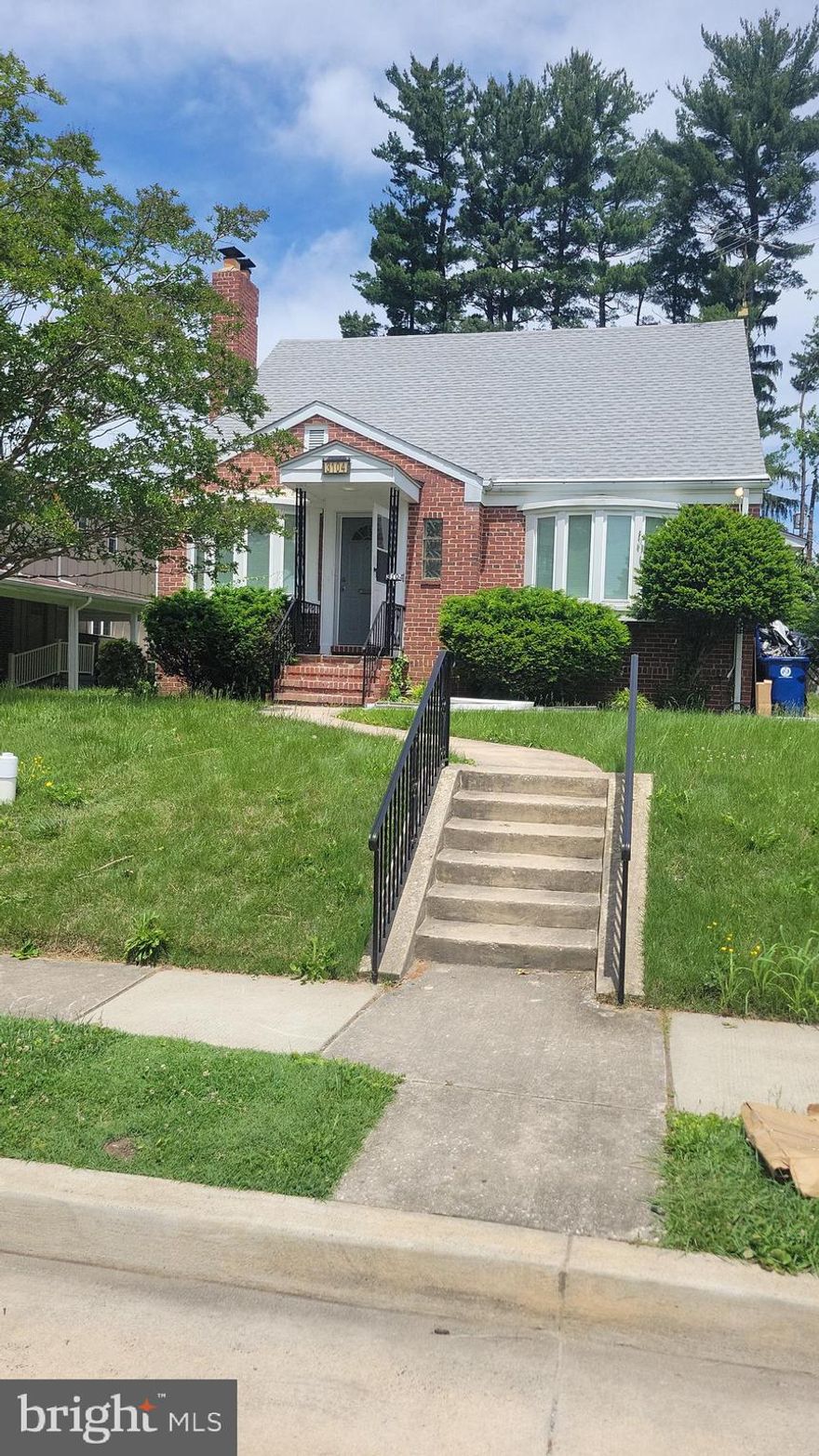 FULLY REMODELED HOUSE WITH 4 BDR,2 BATH,2 CENTRAL AIRS FOR EACH FLOOR,2 SINKS ,2 GARBAGE DISPOSALS ,GRANITE TOP,DISHWASHER, WASHER AND  DRYER ON THE FIRST FLOOR,HARDWOOD  FLOOR THROUGHOUT FIRST FLOOR AND SECONDFLOOR,MODERN CHANDELIER AND MUCH MORE.