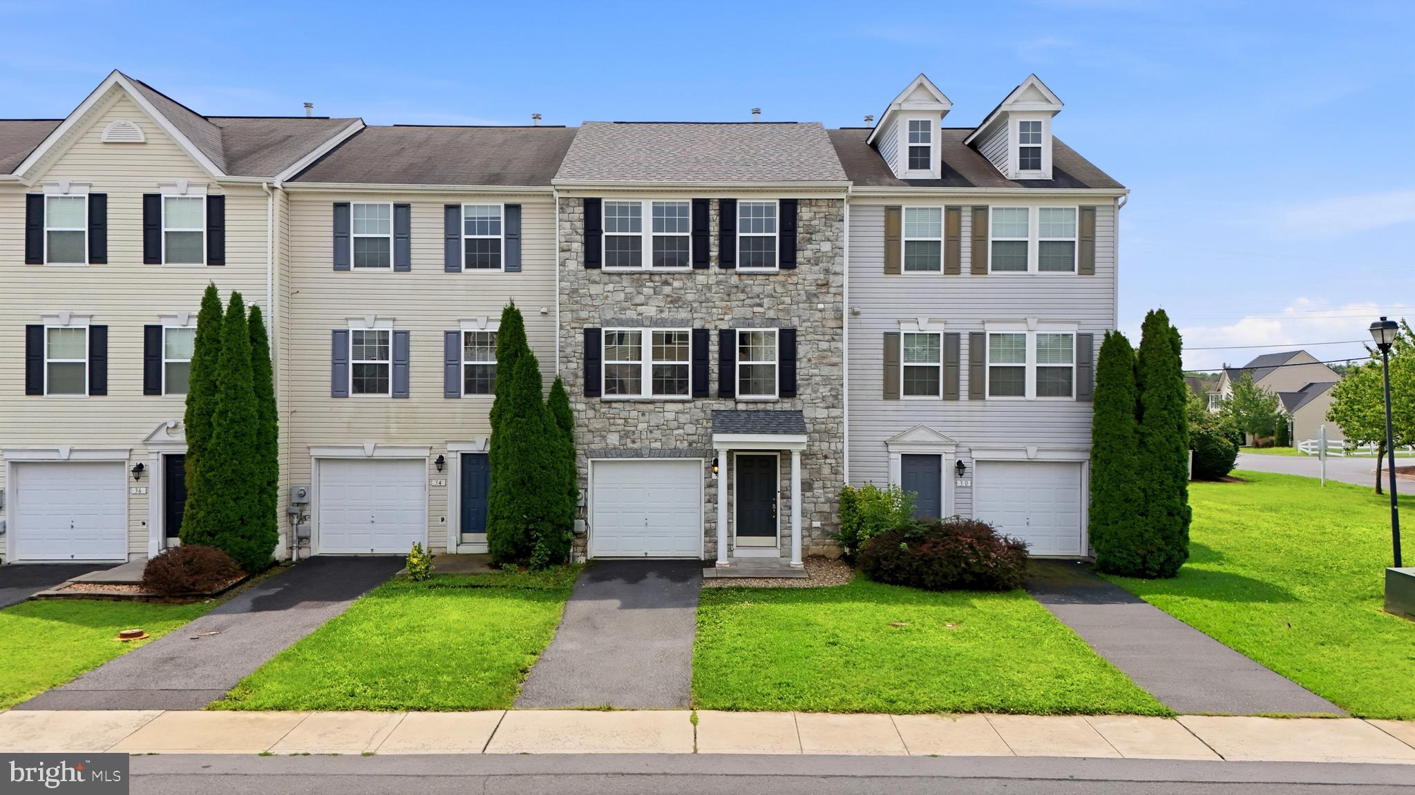 32 LOMBARD LANE