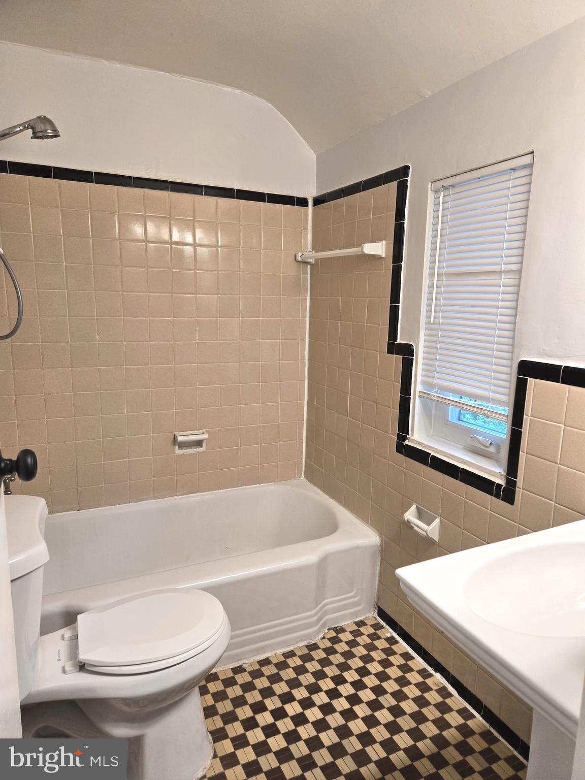 WHISTLING PINES - Residential