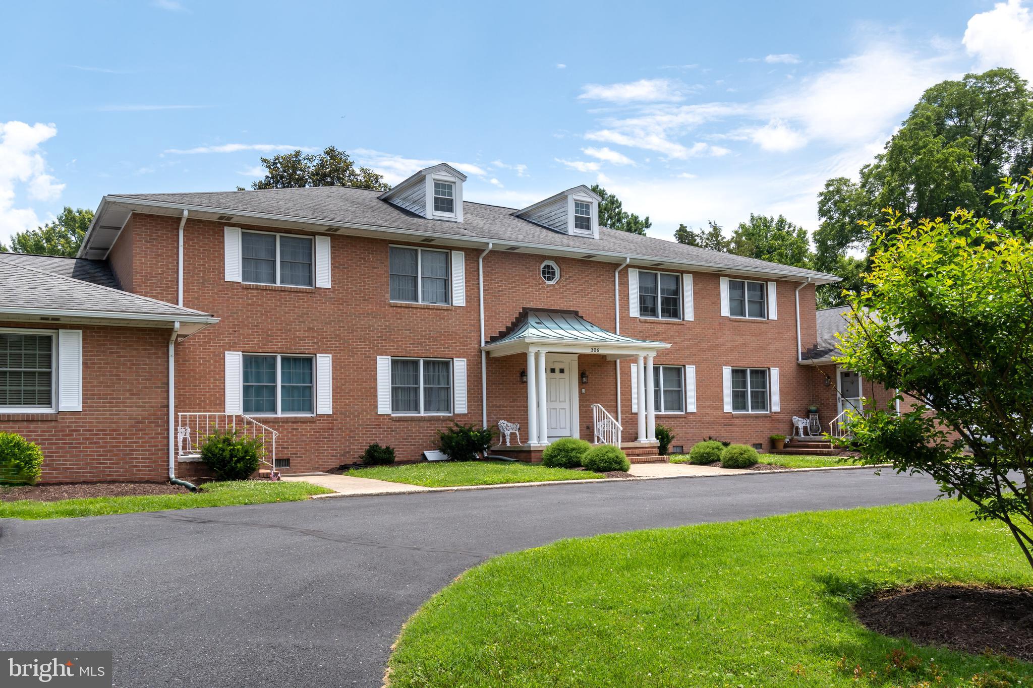 COLONIAL MANOR - Residential