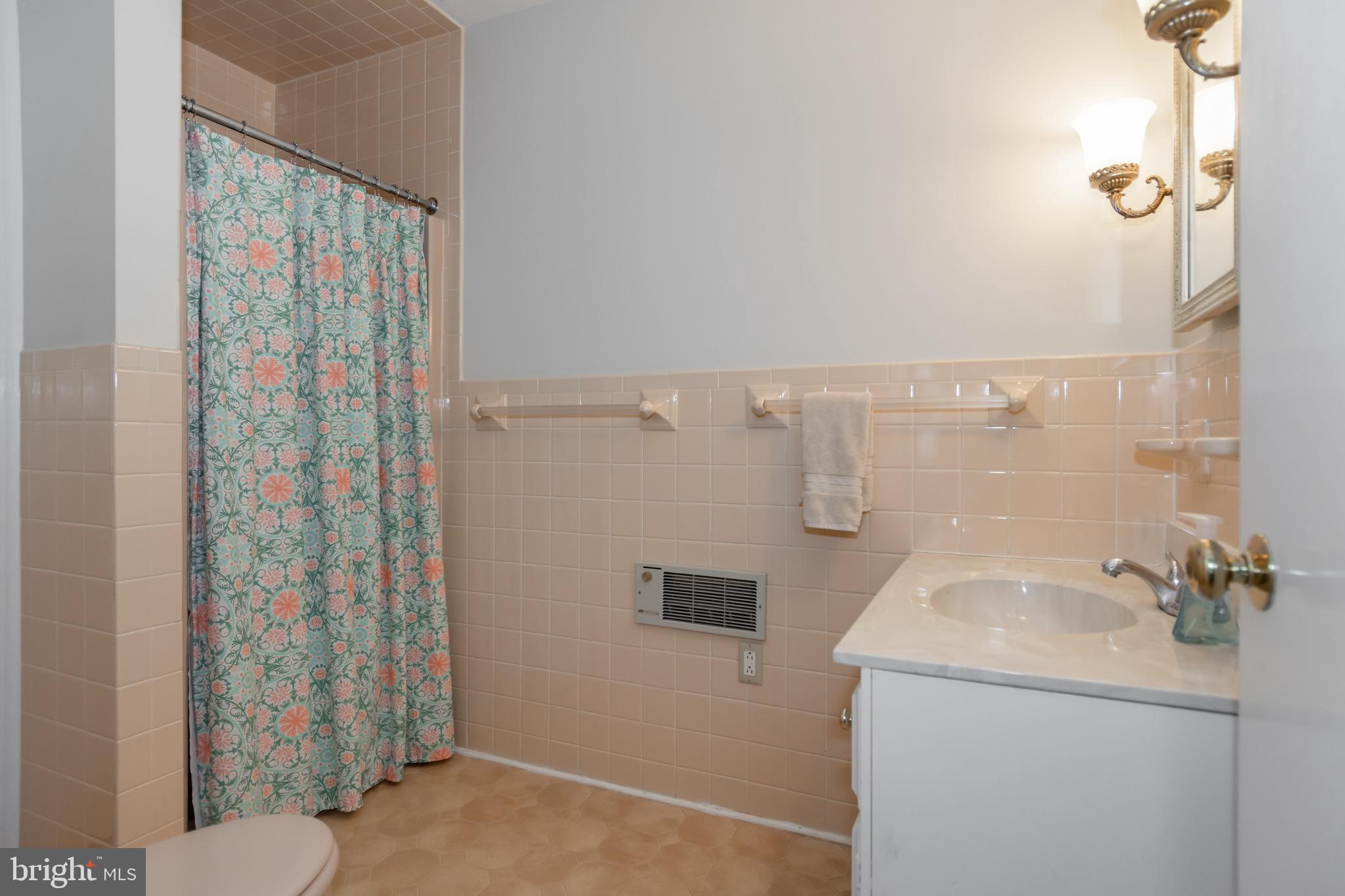 COLONIAL MANOR - Residential