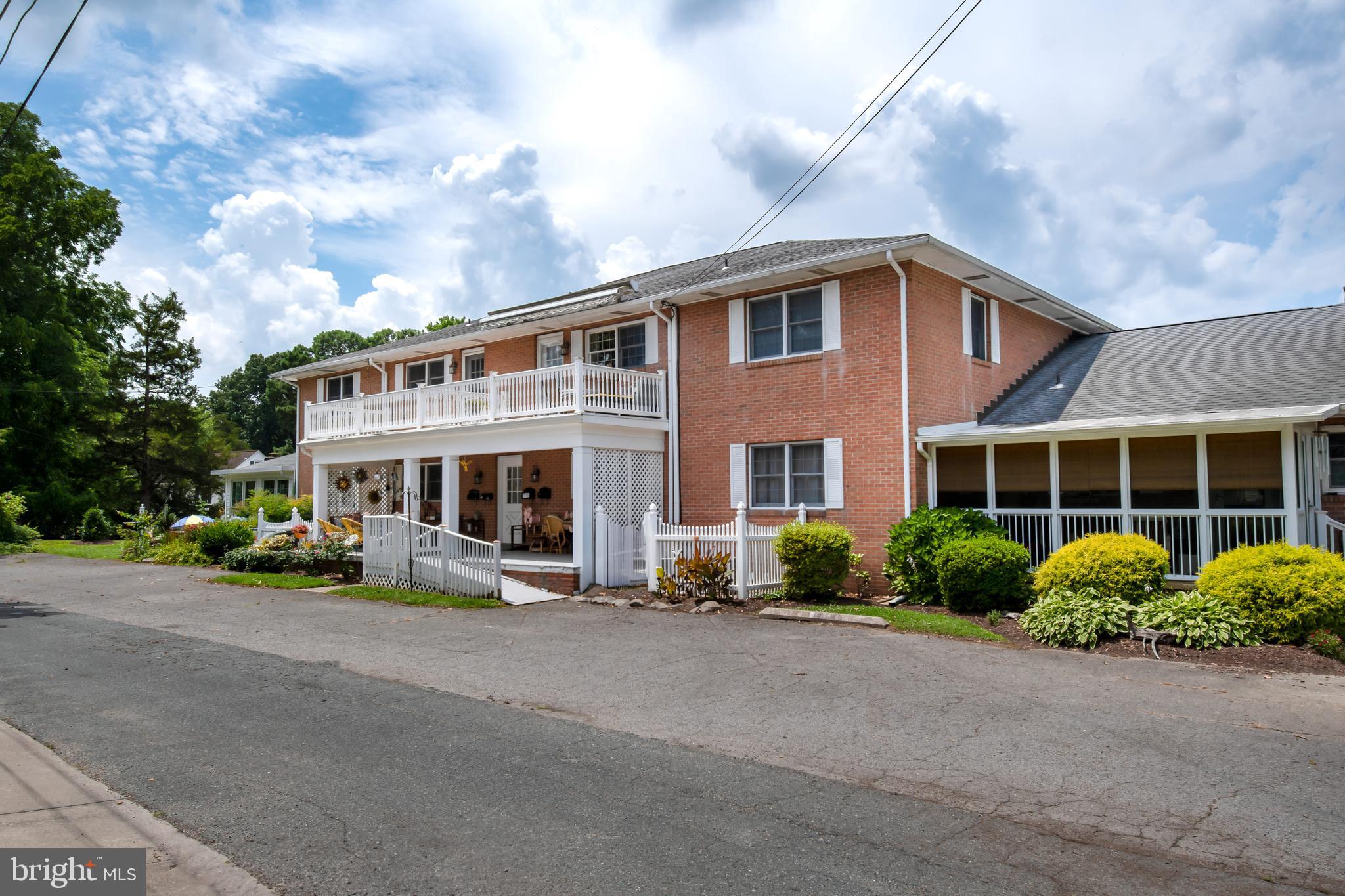 COLONIAL MANOR - Residential