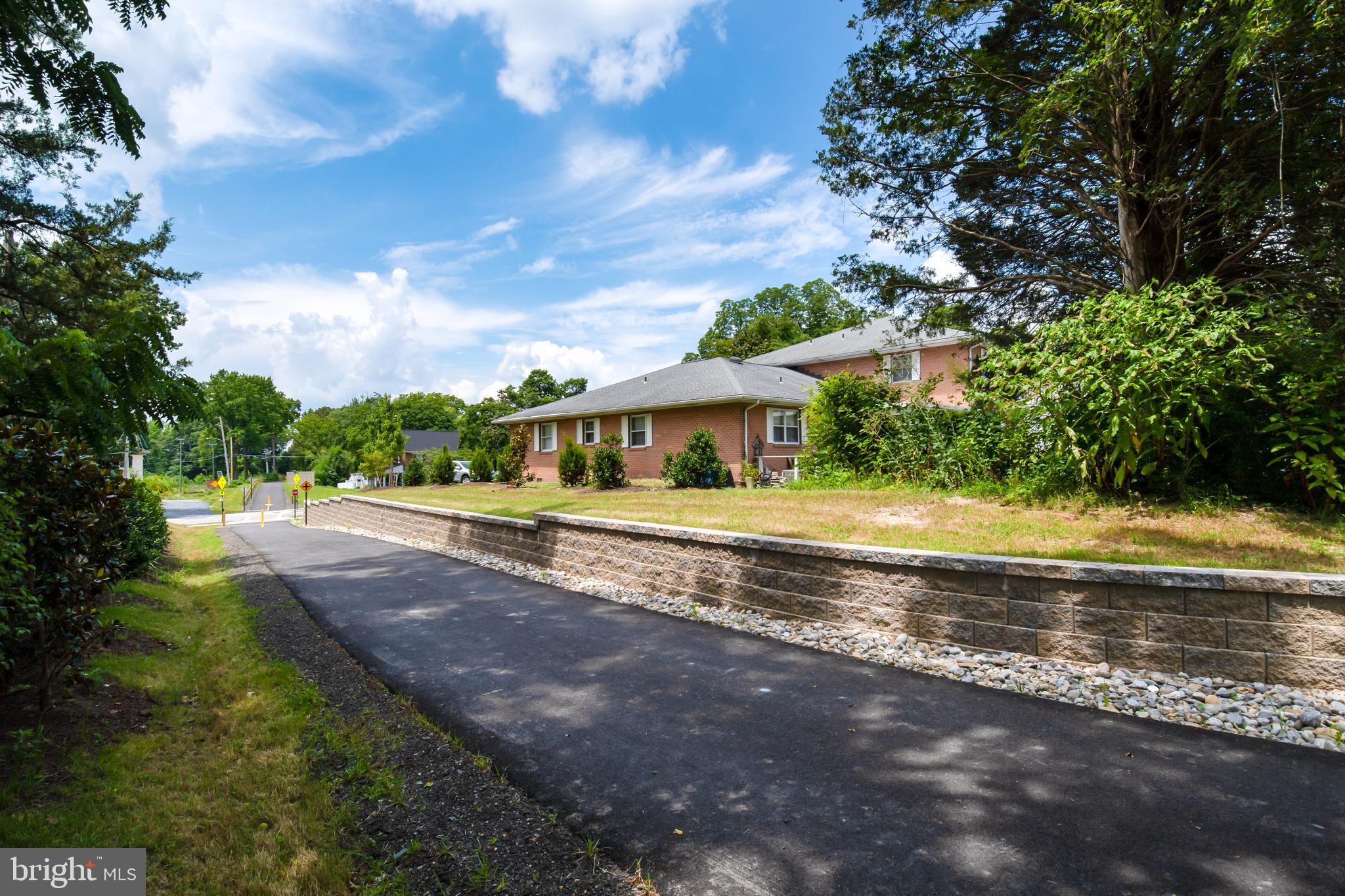 COLONIAL MANOR - Residential